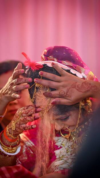 शुभ या अशुभ? अगर बार-बार जमीन पर गिरे सिंदूर तो क्या है संकेत