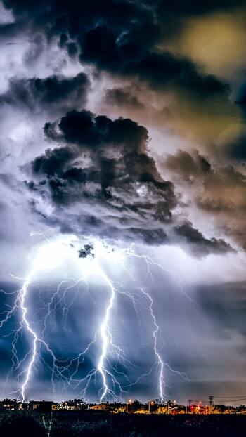 कितने हजार वोल्ट की होती है आसमान से गिरने वाली बिजली?