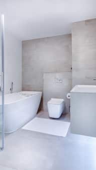 बाथरूम में कमोड और बेसिन सफेद  ही क्यों होते हैं? वजह जानकर रह जाएंगे हैरान