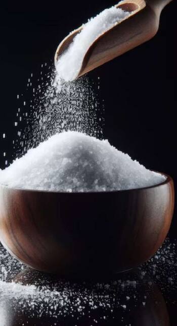 नमक के ये चमत्कारी उपाय करेंगे धन की बारिश, पैसे की तंगी होगी दूर!