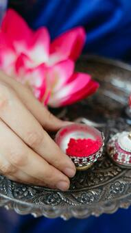 कितने प्रकार का होता है सिंदूर? जानें लाल सिंदूर का महत्व