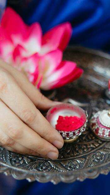 कितने प्रकार का होता है सिंदूर? जानें लाल सिंदूर का महत्व