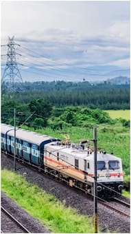 ट्रेन में बिना टिकट सफर करते पकड़े जाने पर घबराएं नहीं, जान लें अपने अधिकार