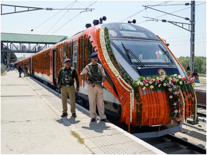 अब ट्रेन से हो आइये कश्मीर, PM मोदी ने कटरा-श्रीनगर वंदे भारत को दिखाई ...