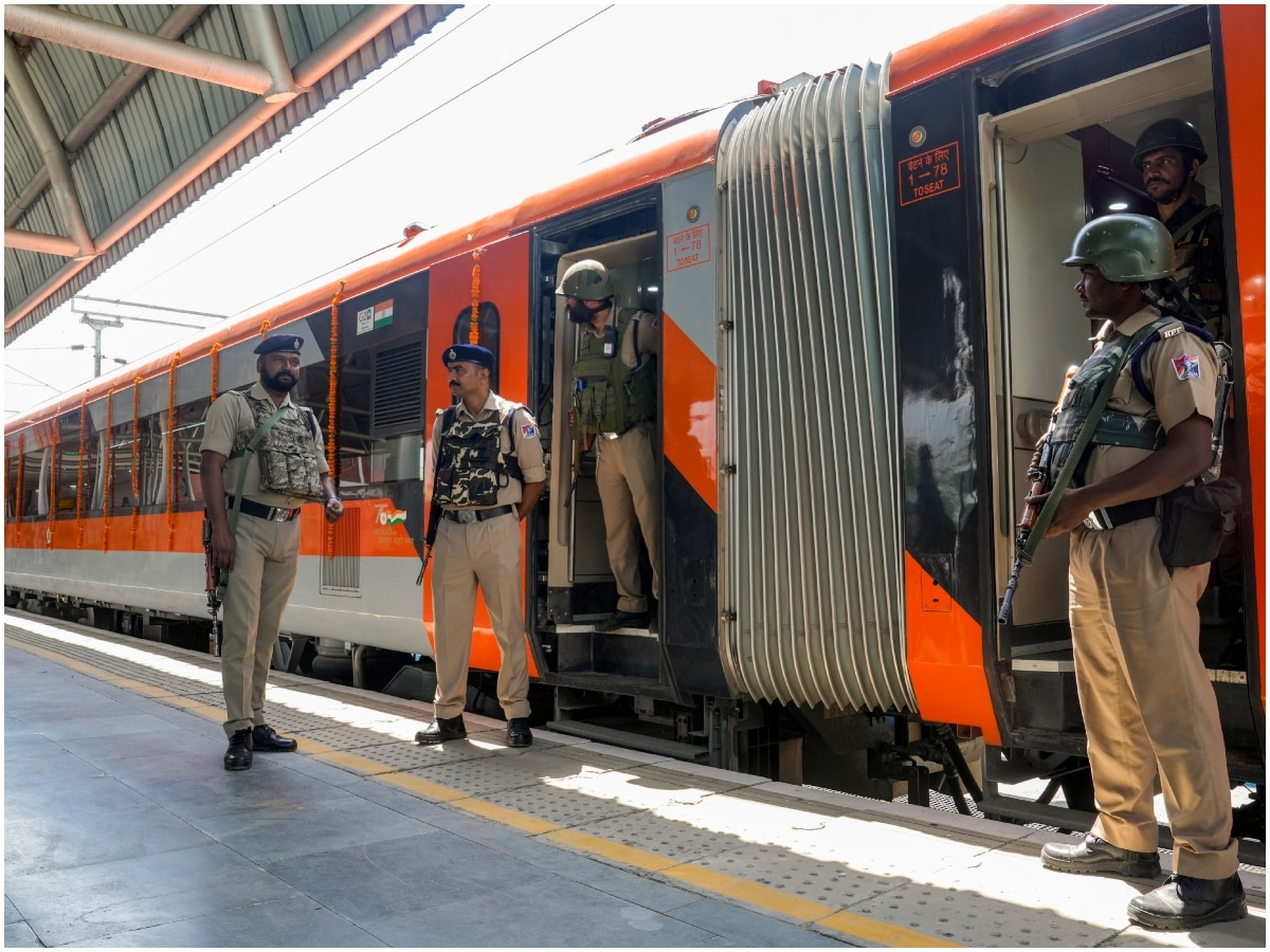 अब ट्रेन से हो आइये कश्मीर, PM मोदी ने कटरा-श्रीनगर वंदे भारत को दिखाई ...