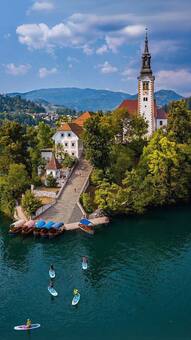 7 Magical Lakes Around The World That Look Straight Out Of A Fantasy Movie