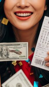 भारी बारिश से बचने के लिए दुकान में घुसी महिला, करोड़पति बनकर निकली