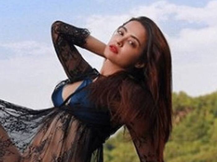 Surveen chawla instagram