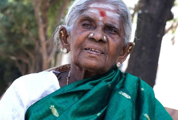 Saalumarada Thimmakka planted more than 1 lakh tree in her lifetime achievements in hindi