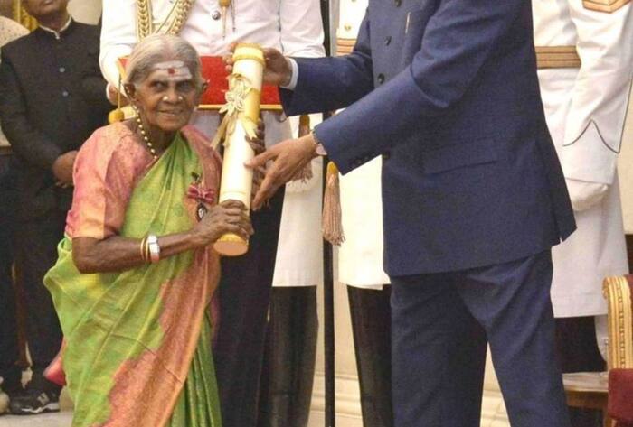 Saalumarada Thimmakka planted more than 1 lakh tree in her lifetime achievements in hindi