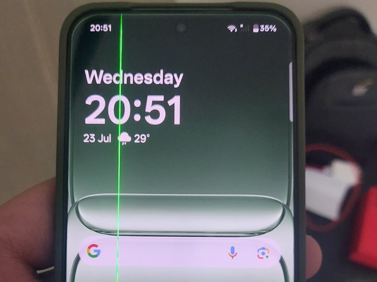 क्या आपने फोन में भी आ गई हैं Green Lines? जानिए क्या है इसका कारण और ...