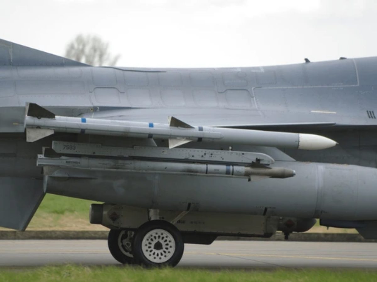 पाकिस्तान को अमेरिका से मिलने वाली है AMRAAM मिसाइलें, जानें कितनी ...