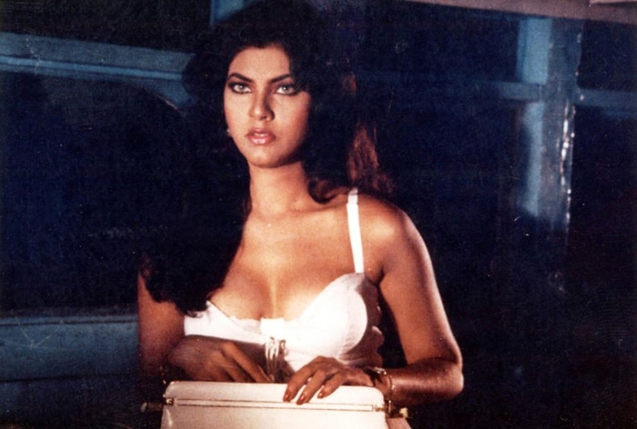 This heroine crossed all limits in 2-minute topless scene, became overnight star, left industry at peak of her career, her name is…