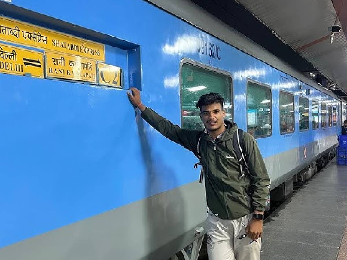 ट्रेन के डिब्बों पर C1 क्यों लिखा होता है? हल्के में न लें वरना पछताना ...