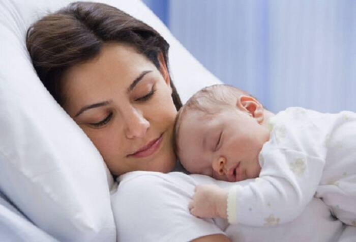 16 05 267459373new born baby with mother1