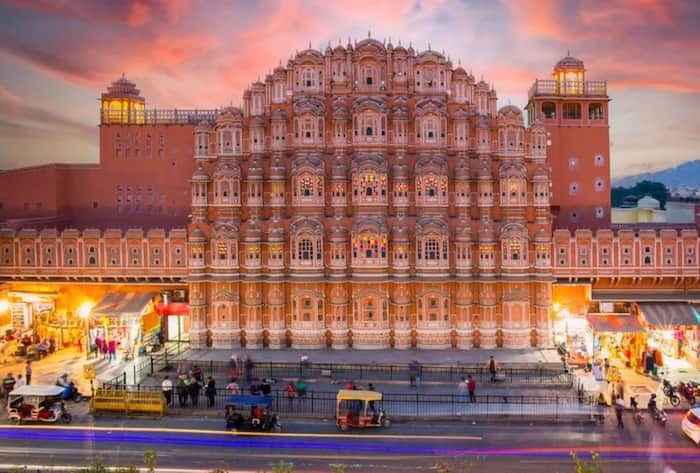 How many windows in Hawa Mahal