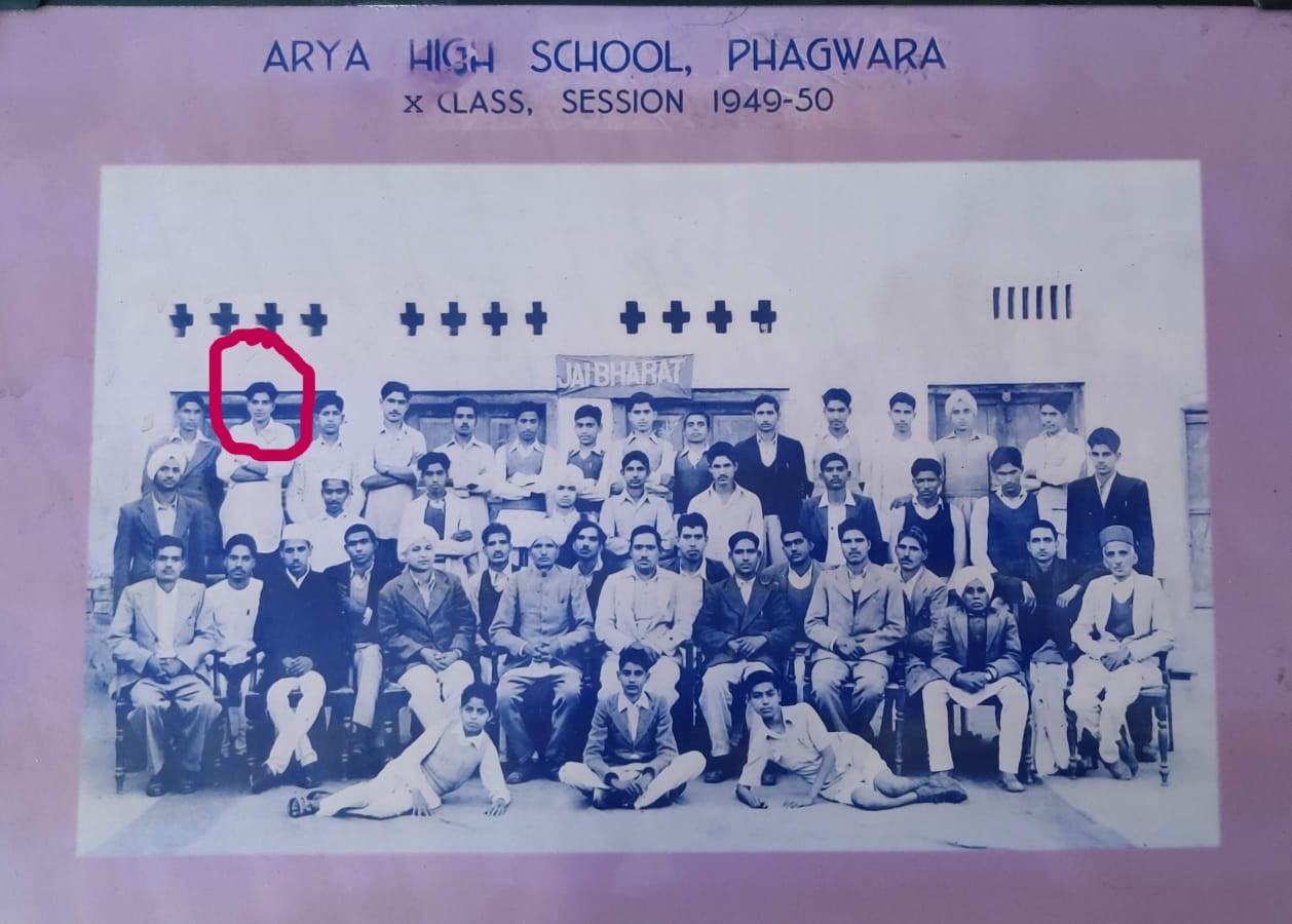 Can you recognise the ‘He-Man’ of Bollywood, Dharmendra, in this school photo?