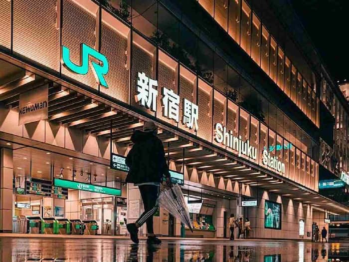 How many platforms and gates are there in Shinjuku Station
