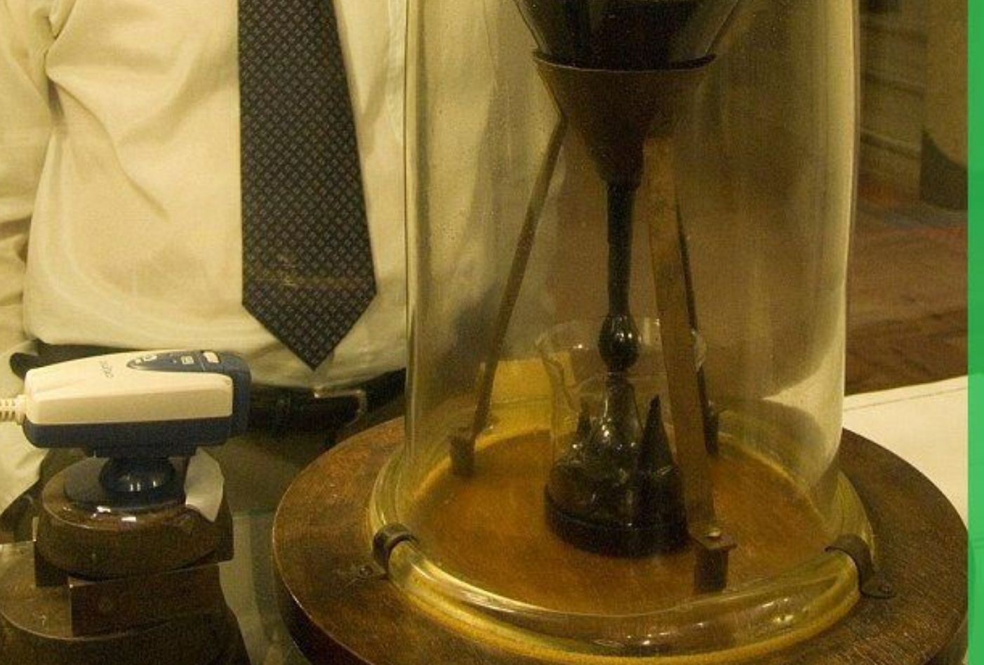 दुनिया का सबसे धीमा एक्सपेरिमेंट! 100 साल में गिरीं सिर्फ 9 बूंदें, आज ...