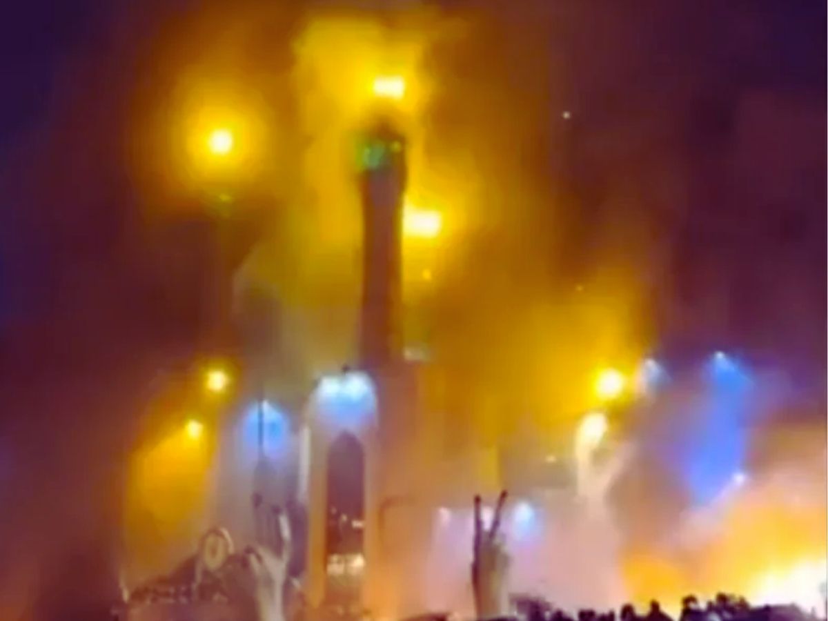 प्रदर्शन के दौरान ईरान के नागरिकों ने मस्जिद को जला दिया