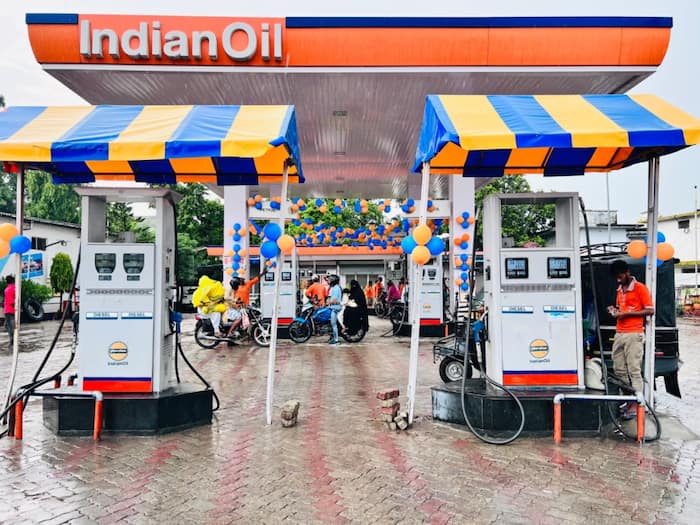 Petrol Pump Owner Makes This Much Per Litre   Shocking