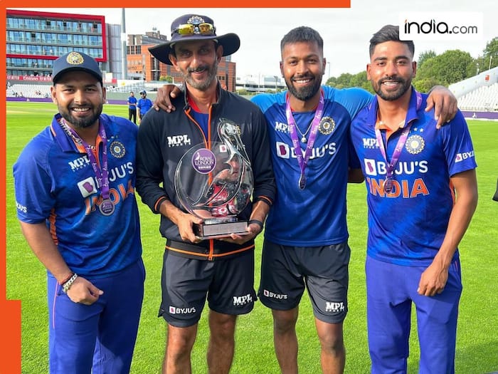 Vikram Rathour with Group