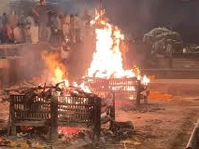 Hindu funeral at manikarnik