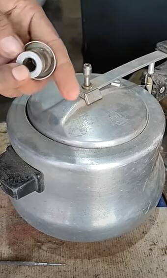 बार-बार खराब हो जाती है कुकर की सीटी? इस 1 ट्रिक्स से होगा समाधान