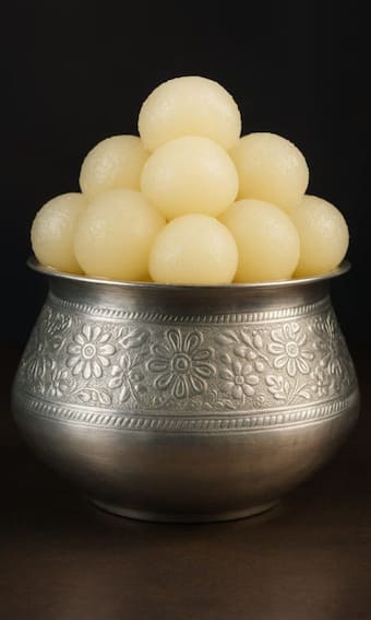 बिना मावा और पनीर के कुकर में बनाएं रसगुल्ले, झटपट हो जाएंगे तैयार