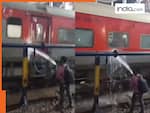 VIDEO: खुद ट्रेन में नहीं बैठ पाया तो गुस्सा हो गया यात्री, फिर जो किया सोच भी नहीं सकते | देखें वीडियो