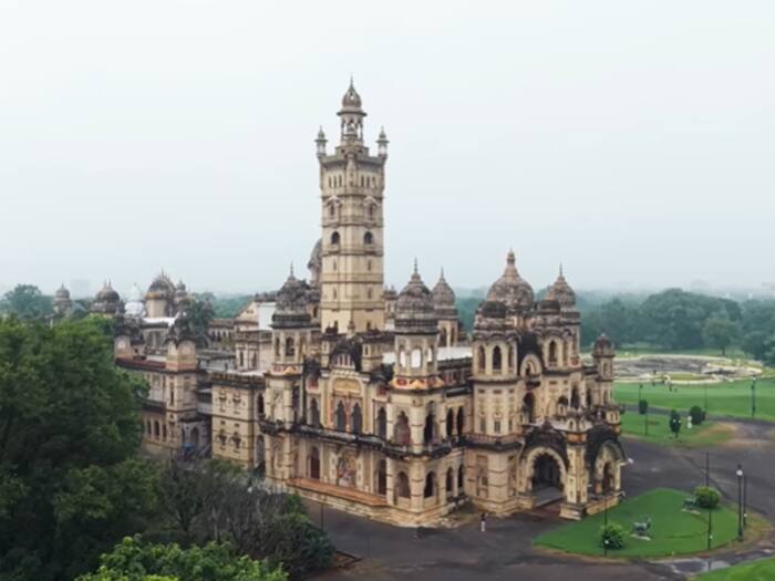 Laxmi vilas palace  4