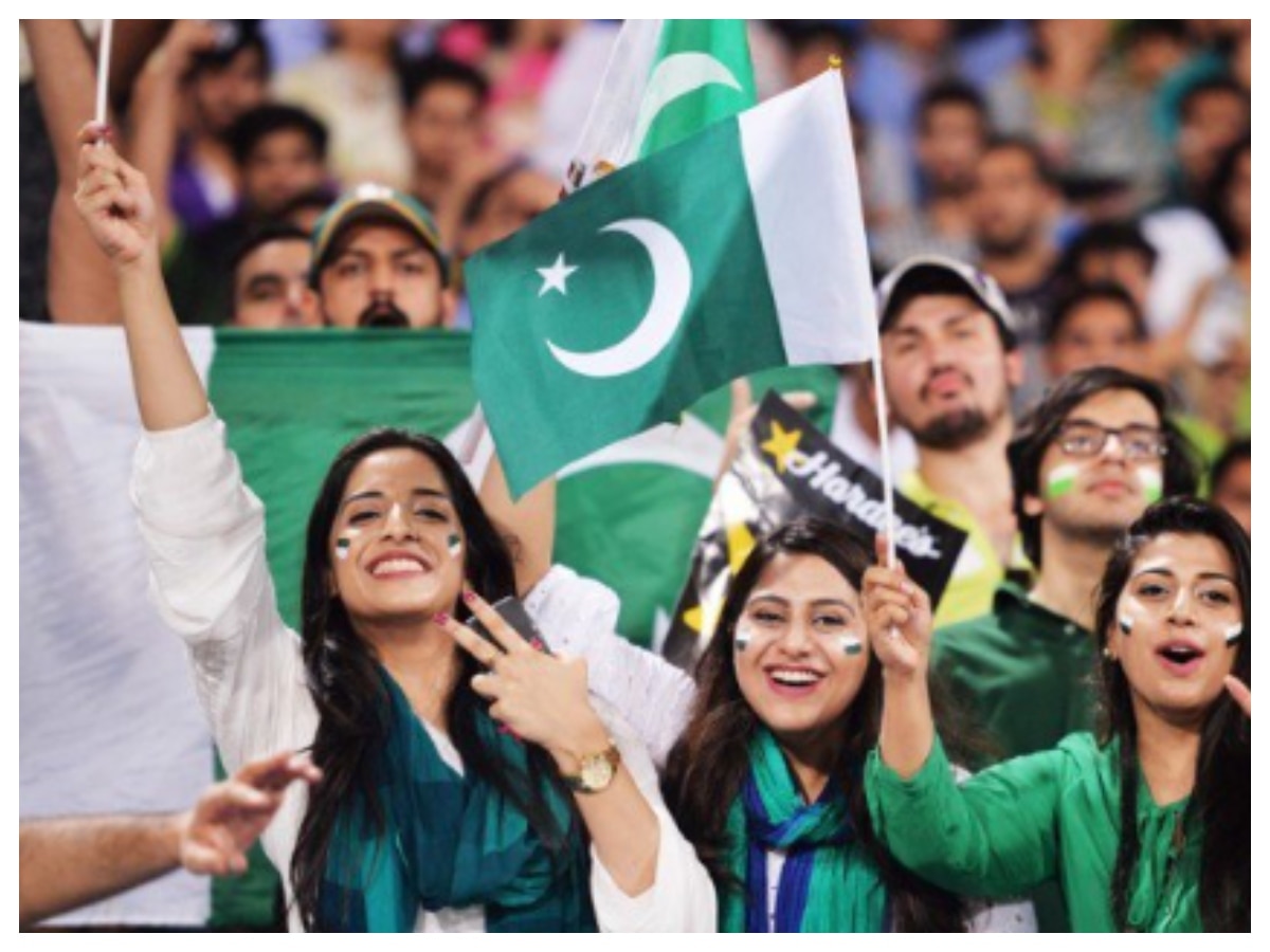 Pakistan Rakhmat पाकिस्तान में राष्ट्रगान पर खड़े नहीं हुए तो क्या होगा, जानकर सचमुच ...
