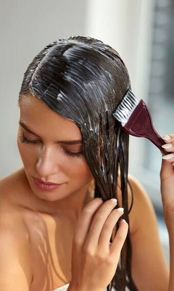 चाहिए लंबे-घने बाल? दही के साथ मिक्स करके लगाएं ये 1 चीज