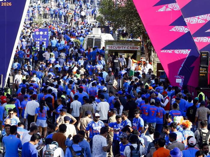 Sea of blue indian fans in hindi