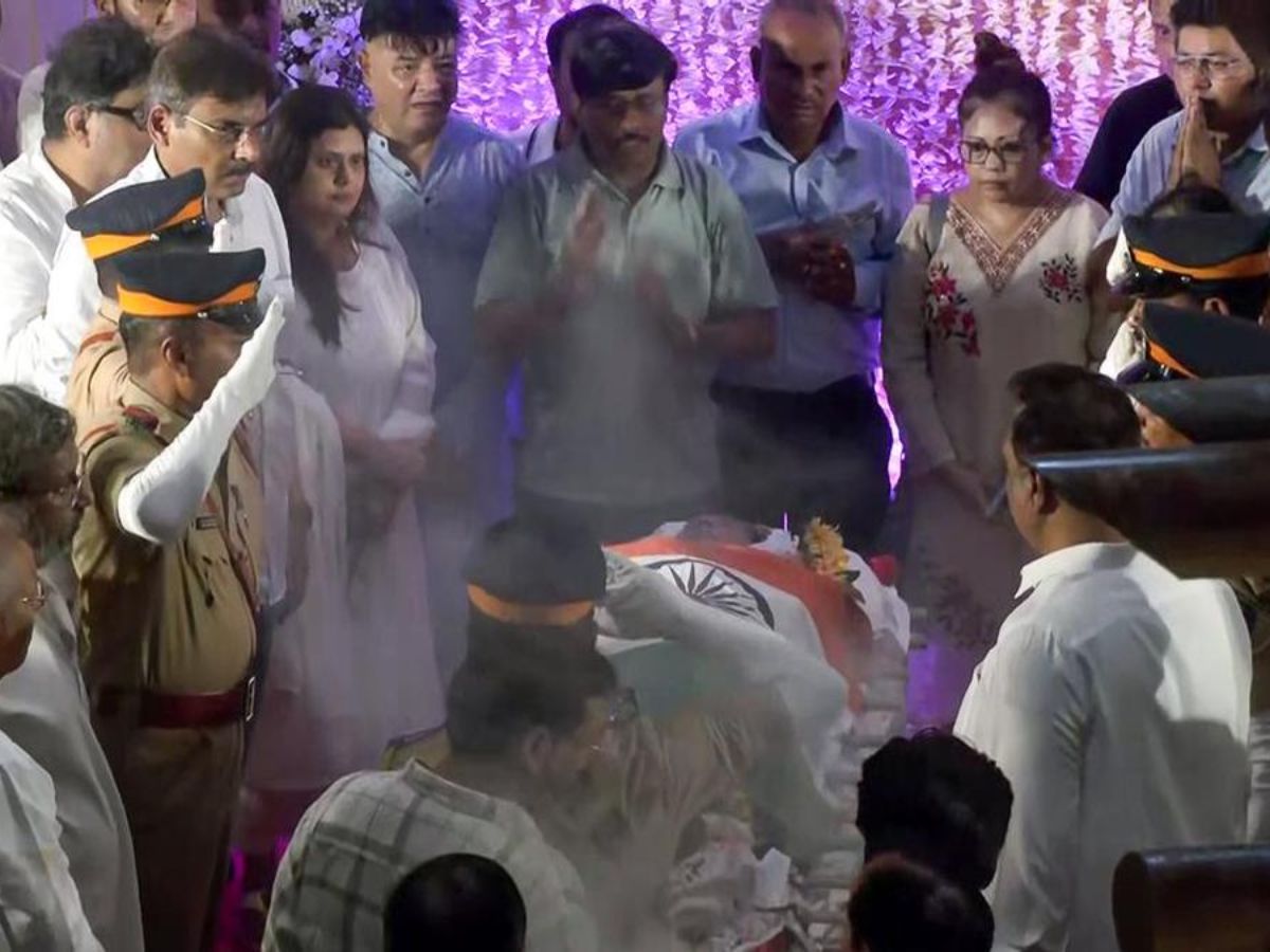 Asha Bhosle Last Rites: पंचतत्व में विलीन हुईं आशा भोसले, सेलेब्स ने ...