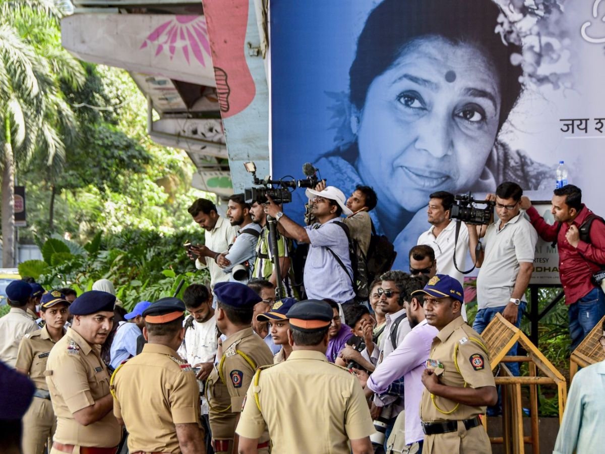 Asha Bhosle Last Rites: पंचतत्व में विलीन हुईं आशा भोसले, सेलेब्स ने ...