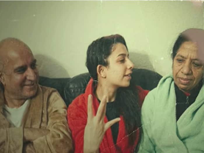 Jasmine Sandlas parents dis