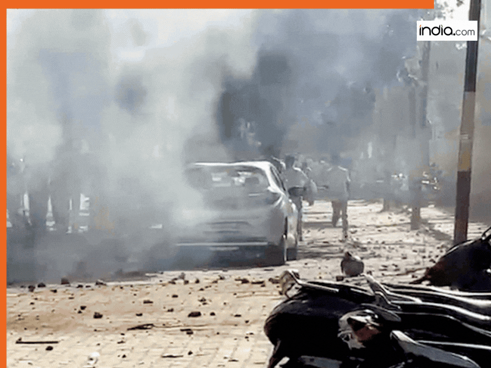 Noida में फैक्ट्री कर्मचारियों के बवाल के बीच चक्का जाम! कहीं आगजनी तो कहीं पत्थरबाजी- सड़कों पर रेंगती दिखीं गाड़ियां- VIDEO में देखें पूरा मंजर