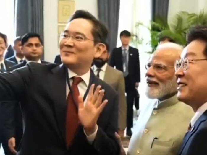 Korea president smartphone selfie feature