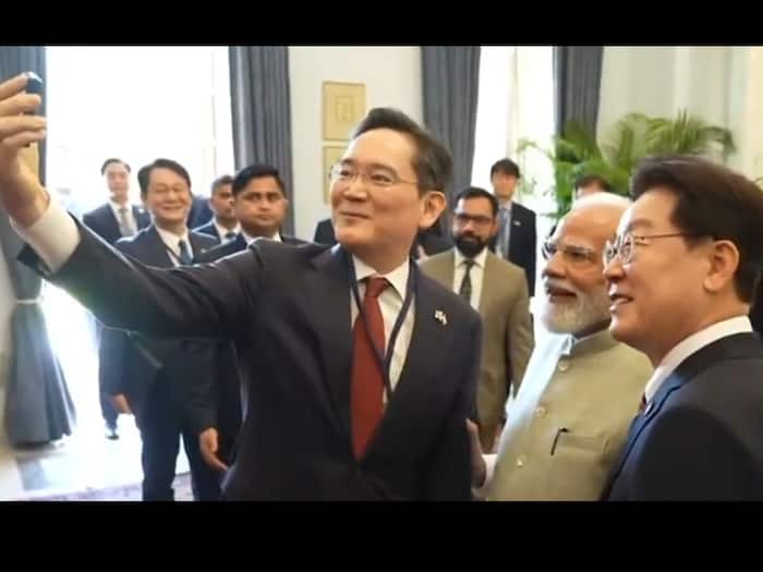 South korea president phone PM Modi selfie