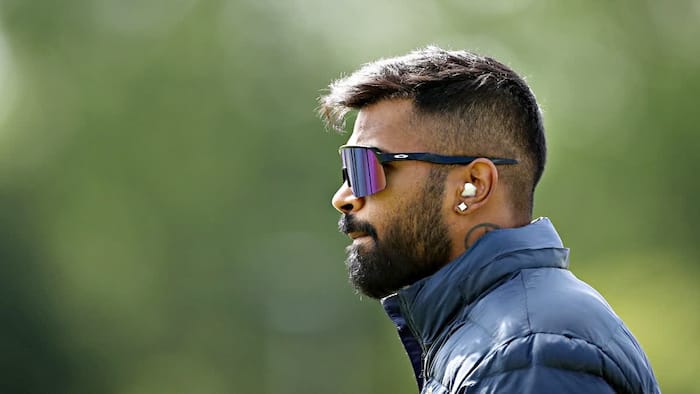 How many liters of water does Hardik Pandya drink