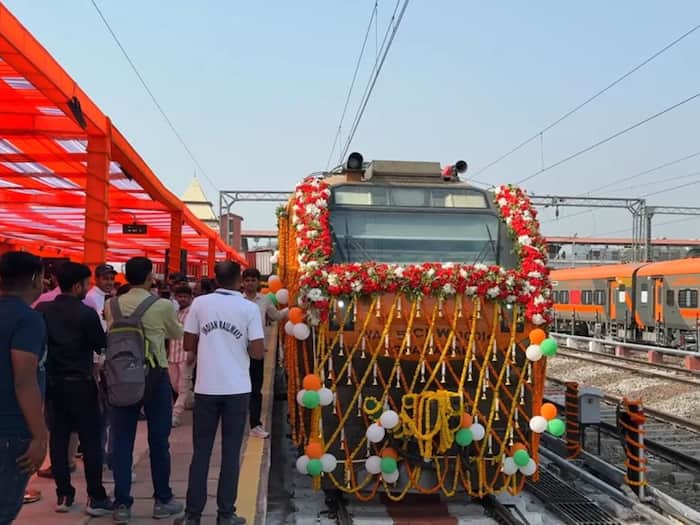 Delhi to gorakhpur Amrit bharat express
