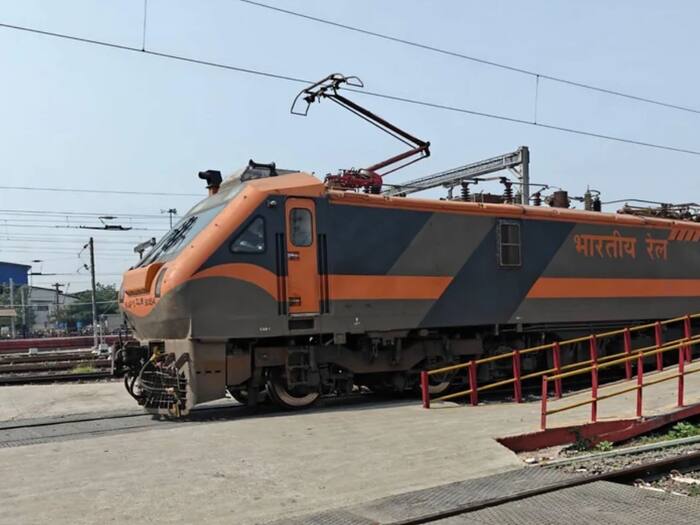 Delhi to gorakhpur Amrit bharat express