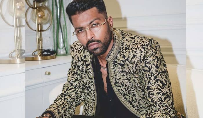 How many liters of water does Hardik Pandya drink