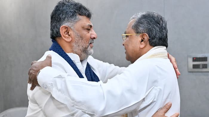 DK Shivakumar touches Siddaramaiah's feet, hugs Karnataka Chief Minister at breakfast meeting | Watch viral video