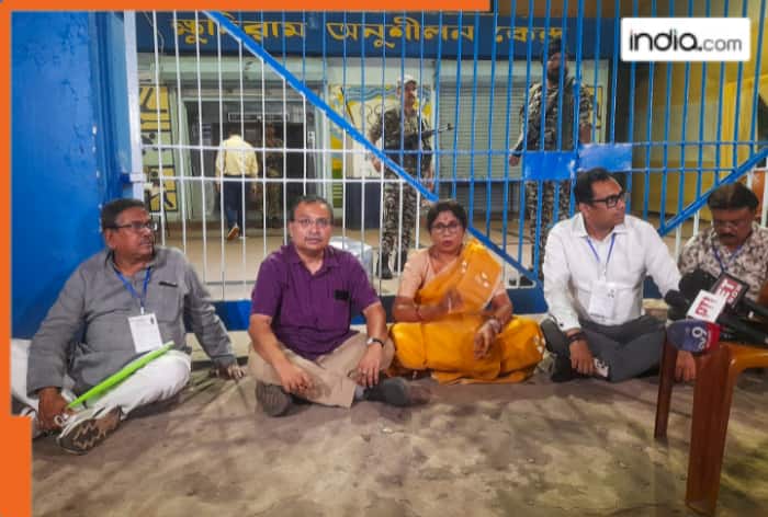 TMC stages sit-in outside EVM strongroom (Image- PTI)