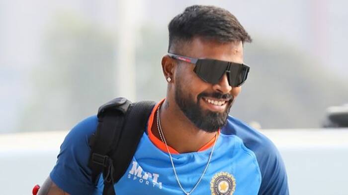 How many liters of water does Hardik Pandya drink
