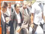 वकीलों वाला काला कोट, सफेद कॉलर-बैंड पहनकर कलकत्ता HC पहुंची ममता बनर्जी, जानिए क्यों