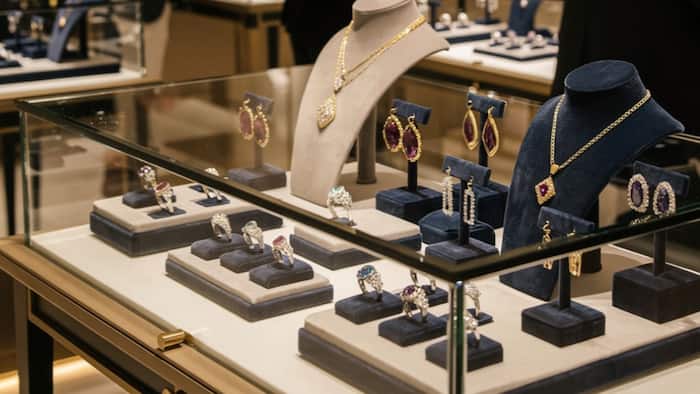 Can jewellers extract gold from chain in water
