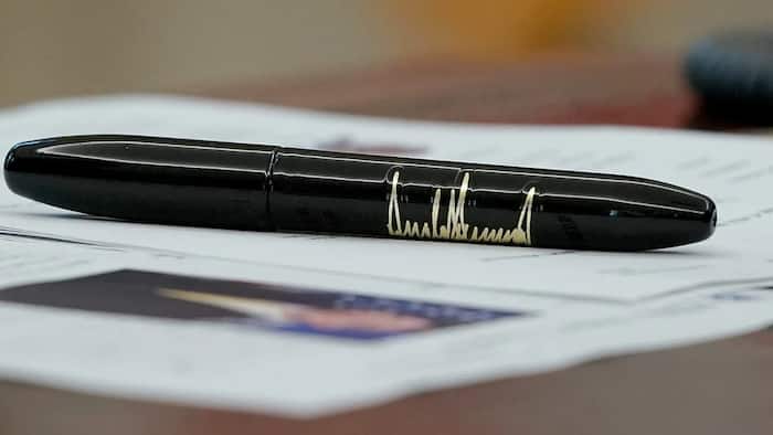 Which pen Donald Trump use